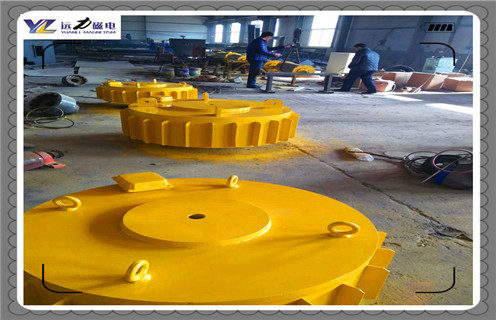 江西RCDC-8電磁除鐵器原理生產(chǎn)廠家_選型_河北江西RCDC-8電磁除鐵器原理生產(chǎn)廠家工作原理_價(jià)格，RCDC系列風(fēng)冷自卸式電磁除鐵器，是在RCDA系列風(fēng)冷懸掛式電磁除鐵器的基礎(chǔ)上增加了驅(qū)動(dòng)電機(jī)、滾筒、帶刮板的卸鐵膠帶等組成的卸鐵機(jī)構(gòu)。在工作過程中卸鐵機(jī)構(gòu)自動(dòng)將卸鐵皮帶上吸附的鐵磁性物質(zhì)拋到除鐵器以外的集鐵箱內(nèi)，無需停電人工清理，實(shí)現(xiàn)了除鐵自動(dòng)化。  一、江西RCDC-8電磁除鐵器原理生產(chǎn)廠家_選型_河北江西RCDC-8電磁除鐵器原理生產(chǎn)廠家工作原理_價(jià)格  1、在鋼鐵廠、水泥廠、多用于礦渣除鐵和保護(hù)輥壓機(jī)、立磨、破碎機(jī)等重要設(shè)備。  2、計(jì)算機(jī)模擬設(shè)計(jì)。  3、結(jié)構(gòu)簡(jiǎn)單，易維護(hù)。  4、磁場(chǎng)強(qiáng)、功率大、磁透深度大。  5、采用軸流風(fēng)機(jī)散熱線效果良好，電磁線圈溫升低。  6、用于輸送膠帶上任何物料的除鐵，對(duì)各種型號(hào)的破碎機(jī)、磨機(jī)等設(shè)備起著可靠的保護(hù)作用。