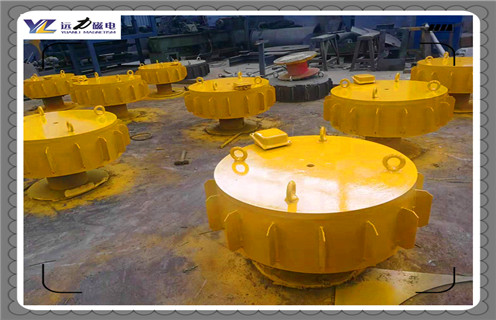 江西RCDC-8電磁除鐵器原理生產(chǎn)廠家_選型_河北江西RCDC-8電磁除鐵器原理生產(chǎn)廠家工作原理_價(jià)格，RCDC系列風(fēng)冷自卸式電磁除鐵器，是在RCDA系列風(fēng)冷懸掛式電磁除鐵器的基礎(chǔ)上增加了驅(qū)動(dòng)電機(jī)、滾筒、帶刮板的卸鐵膠帶等組成的卸鐵機(jī)構(gòu)。在工作過程中卸鐵機(jī)構(gòu)自動(dòng)將卸鐵皮帶上吸附的鐵磁性物質(zhì)拋到除鐵器以外的集鐵箱內(nèi)，無需停電人工清理，實(shí)現(xiàn)了除鐵自動(dòng)化。  一、江西RCDC-8電磁除鐵器原理生產(chǎn)廠家_選型_河北江西RCDC-8電磁除鐵器原理生產(chǎn)廠家工作原理_價(jià)格  1、在鋼鐵廠、水泥廠、多用于礦渣除鐵和保護(hù)輥壓機(jī)、立磨、破碎機(jī)等重要設(shè)備。  2、計(jì)算機(jī)模擬設(shè)計(jì)。  3、結(jié)構(gòu)簡(jiǎn)單，易維護(hù)。  4、磁場(chǎng)強(qiáng)、功率大、磁透深度大。  5、采用軸流風(fēng)機(jī)散熱線效果良好，電磁線圈溫升低。  6、用于輸送膠帶上任何物料的除鐵，對(duì)各種型號(hào)的破碎機(jī)、磨機(jī)等設(shè)備起著可靠的保護(hù)作用。