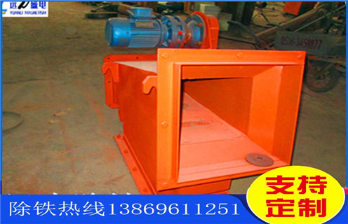 海南超強(qiáng)磁液體管道除鐵器_海南超強(qiáng)磁液體管道除鐵器批發(fā)價(jià)格_使用說(shuō)明書(shū)原理型號(hào)，強(qiáng)磁除鐵器中的核心部件永磁體是以釹鐵硼稀土材料加工而的，很多人好奇那么除鐵器中的永磁體的磁性到底能維持多久呢?若是照正常的存儲(chǔ)條件的話，永磁鐵10年時(shí)間損失的磁場(chǎng)強(qiáng)度也不應(yīng)該超出1%。不過(guò)實(shí)際使用中，卻是有如下情況會(huì)大大加速?gòu)?qiáng)磁除鐵器磁力的衰減速度：  一、海南超強(qiáng)磁液體管道除鐵器_海南超強(qiáng)磁液體管道除鐵器批發(fā)價(jià)格_使用說(shuō)明書(shū)原理型號(hào)  1、 過(guò)高的溫度：強(qiáng)磁除鐵器所處的周?chē)h(huán)境溫度如果高于釹鐵硼材料的穩(wěn)定溫度范圍就會(huì)加速其失磁，熱量會(huì)顯著降低永磁體的磁性。標(biāo)準(zhǔn)的釹鐵硼稀土材料的最高穩(wěn)定溫度為80℃。耐高溫永磁體一般在140℃。而鋁鎳鈷永磁體的最高使用溫度能都達(dá)到540℃，釤鈷永磁體及鐵氧體差不多是300℃。  3、 物理?yè)p傷：強(qiáng)磁除鐵器所用永磁材料的物料特性決定了，其整體是較為脆弱的，若是受到外力的撞擊很容易出現(xiàn)斷裂。受到外力損傷破損之后的釹鐵硼永磁體，磁性將會(huì)下降。  3、 焊接工藝：強(qiáng)磁除鐵器制造或安裝時(shí)永磁體周?chē)暮附硬僮饕矔?huì)導(dǎo)致其磁性能下降，這一般是因?yàn)楹附舆^(guò)程中產(chǎn)生的熱量或電流所導(dǎo)致的。  4、 有液體侵蝕：若是強(qiáng)磁除鐵器的外殼受損，潮濕的空氣就有可能進(jìn)入設(shè)備內(nèi)，跟永磁鐵的鍍層相接觸，久而久之就會(huì)讓磁性材料產(chǎn)生氧化，進(jìn)而造成其磁性能的衰減。